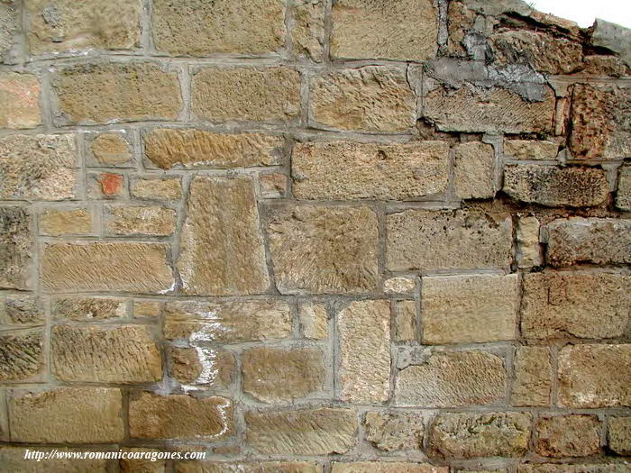 MURO DEL REFUGIO. SILLARES Y DOVELAS REUTILIZADOS